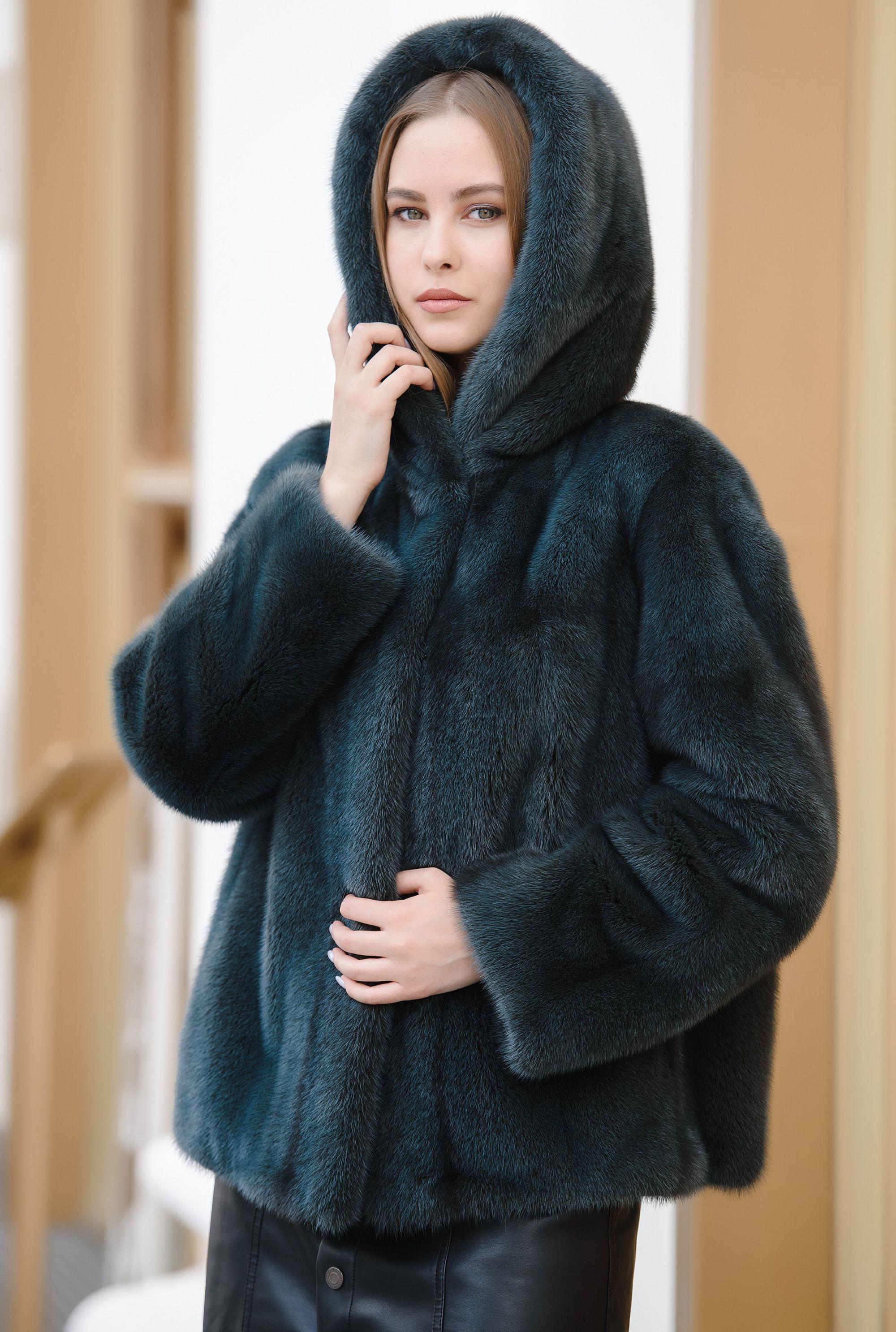 Норковая куртка с капюшоном фото